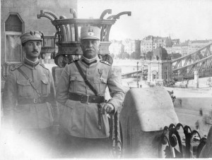 Generalul Gheorghe Mărdărescu pe terasa hotelului Ghelert din Budapesta, august 1919